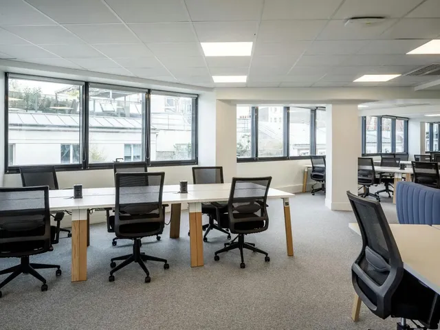 Bureau indépendant 14 postes à louer - Paris 17e (Hauteville)