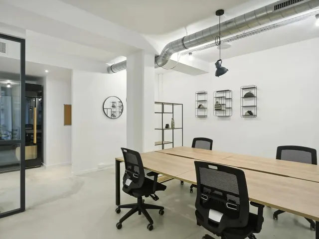 Bureau indépendant 16 postes à louer - Paris 9e (Place de Clichy) - photo 3