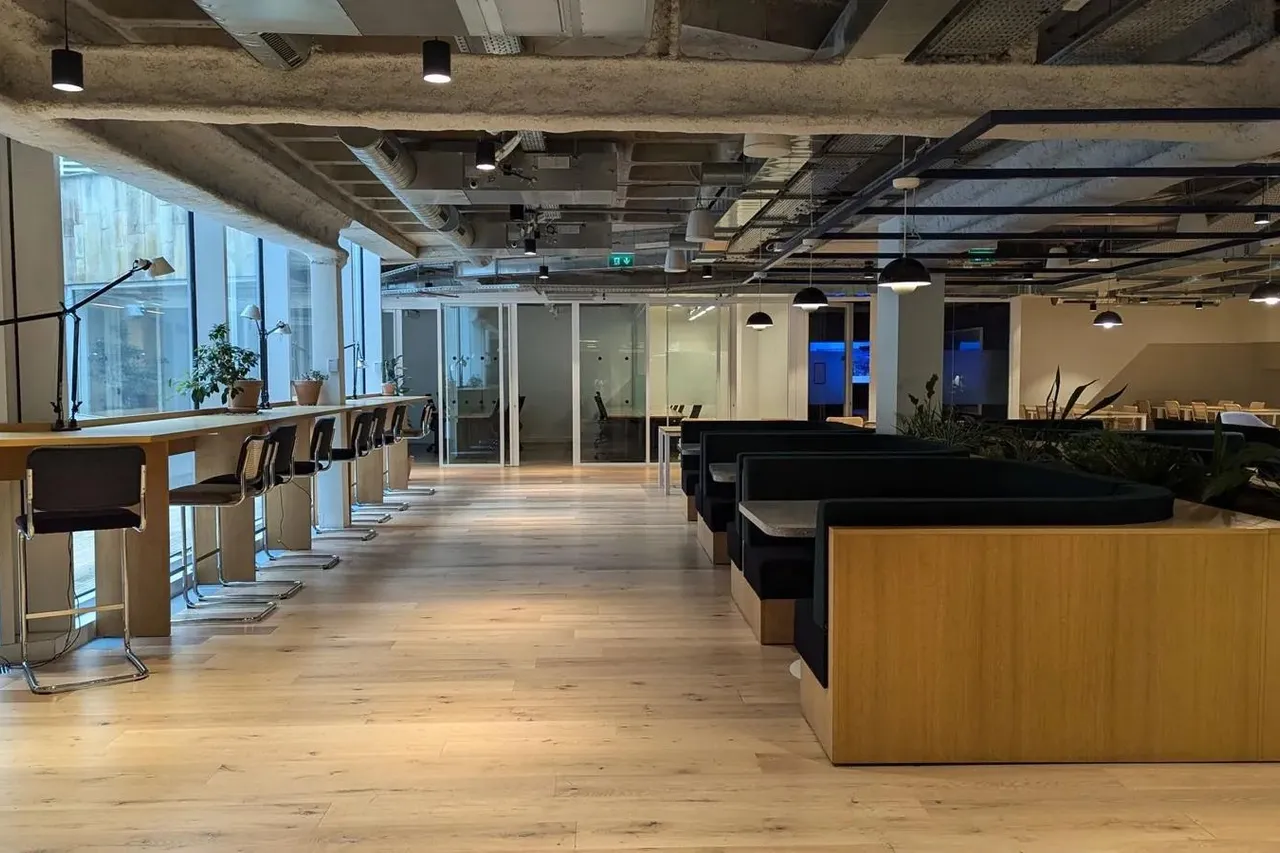 Bureau indépendant 25 postes à louer - Paris 17e (Pereire) - photo 1