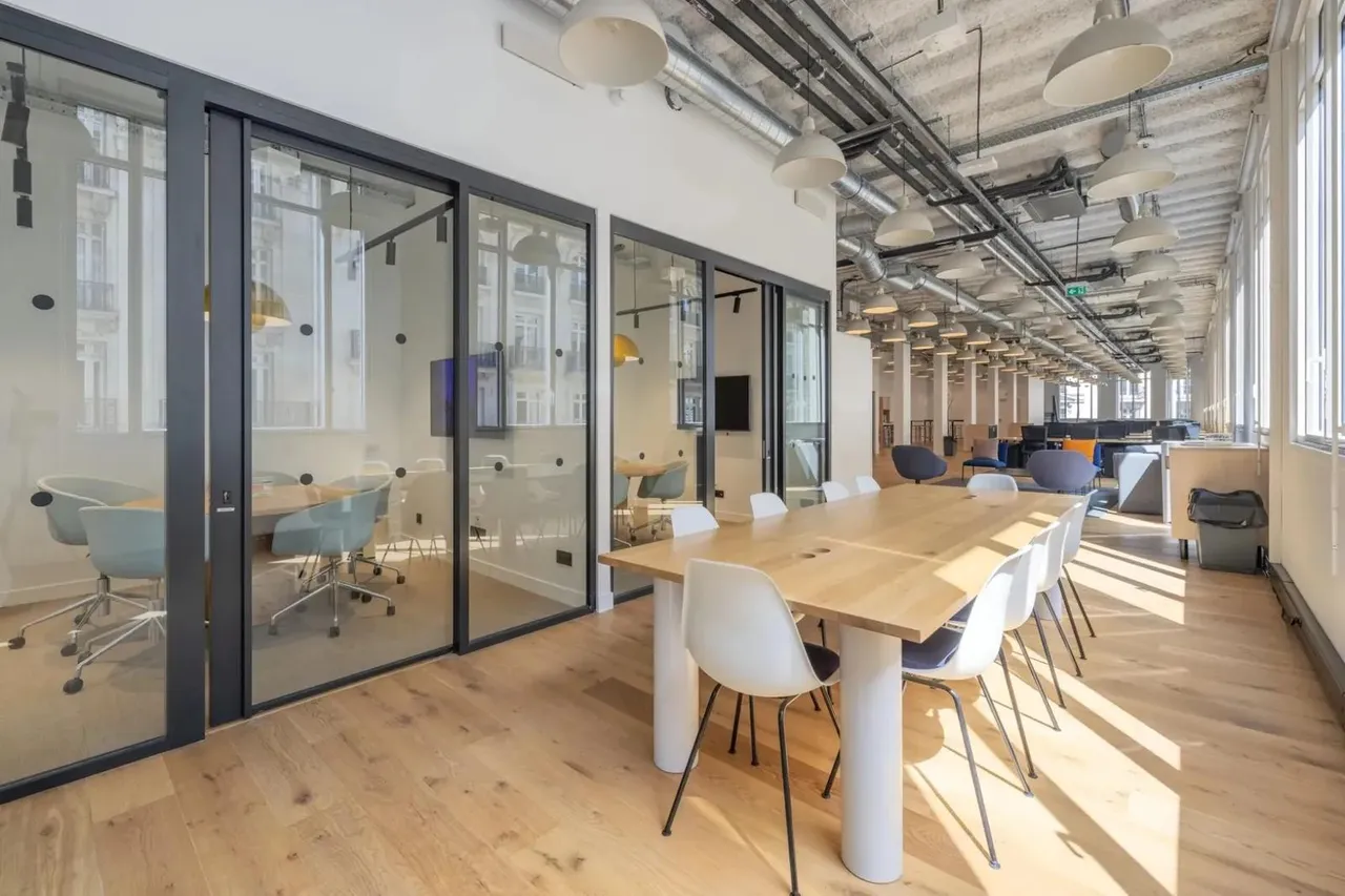 Bureau privé 20 postes à louer - Paris 9e (Place de Clichy) - photo 1