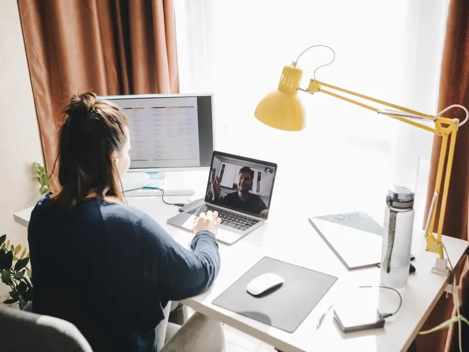 salariée qui travaille en remote depuis chez elle, télétravail