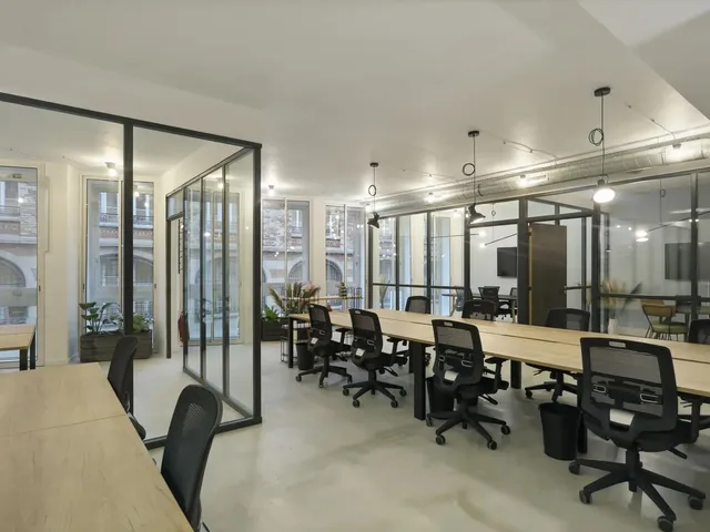 Bureau indépendant 16 postes à louer - Paris 9e (Place de Clichy) - photo 2