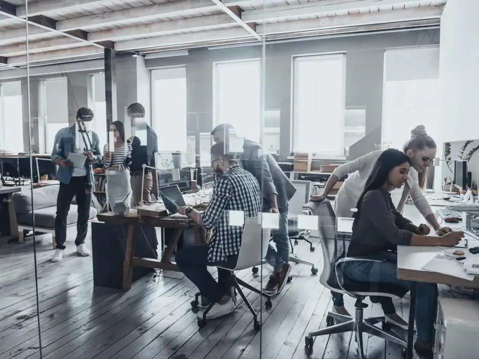 collaborateurs en train de travailler ensemble dans un bureau partagé