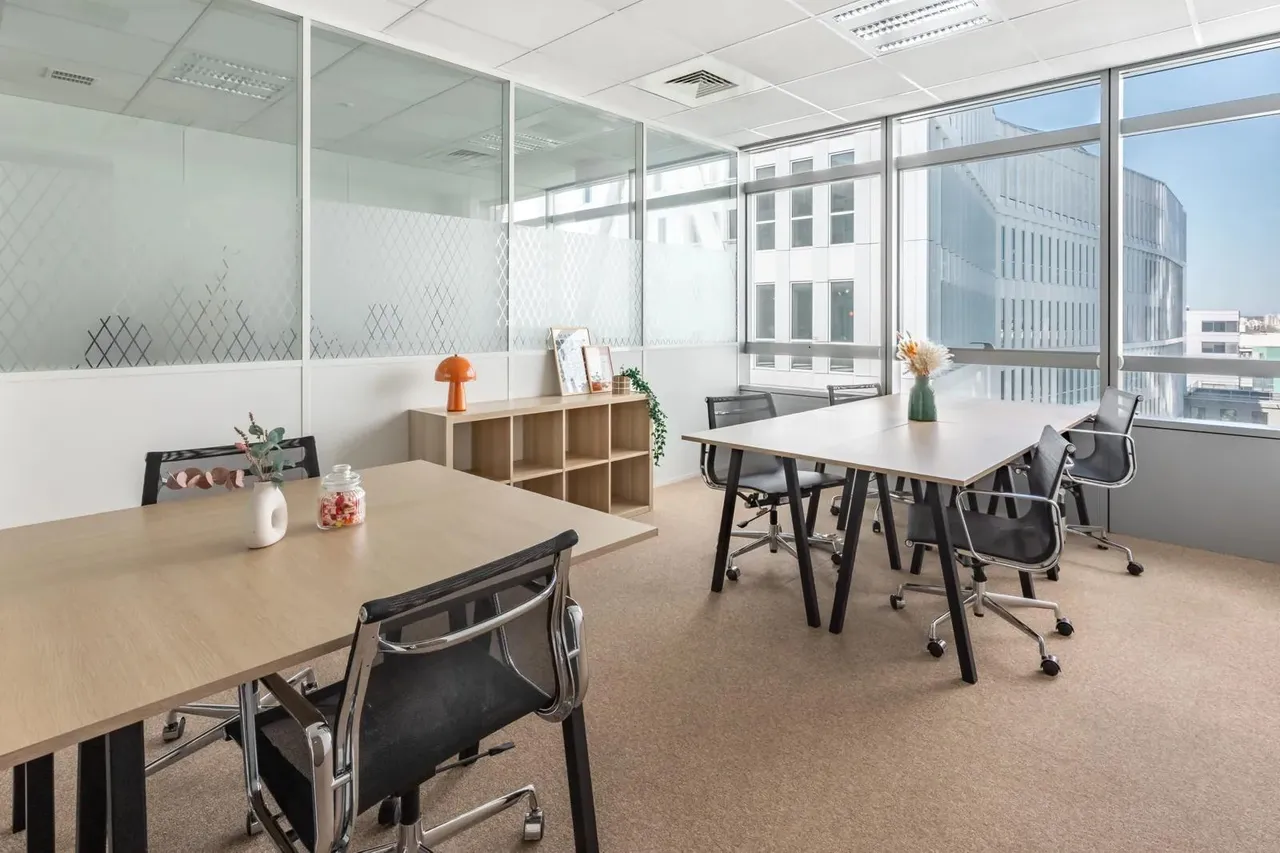 Bureau privé 6 postes à louer - Saint-Denis (Pleyel) - photo 1