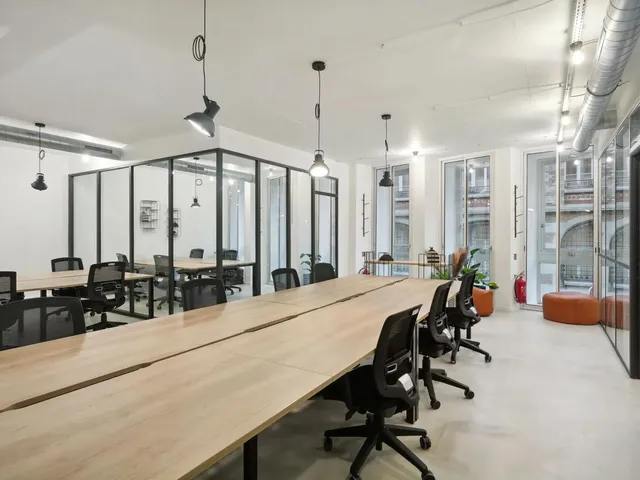 Bureau indépendant 16 postes à louer - Paris 9e (Place de Clichy)