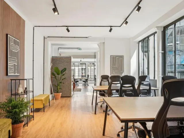 Bureau indépendant 24 postes à louer - Paris 10e (Petites Écuries) - photo 2