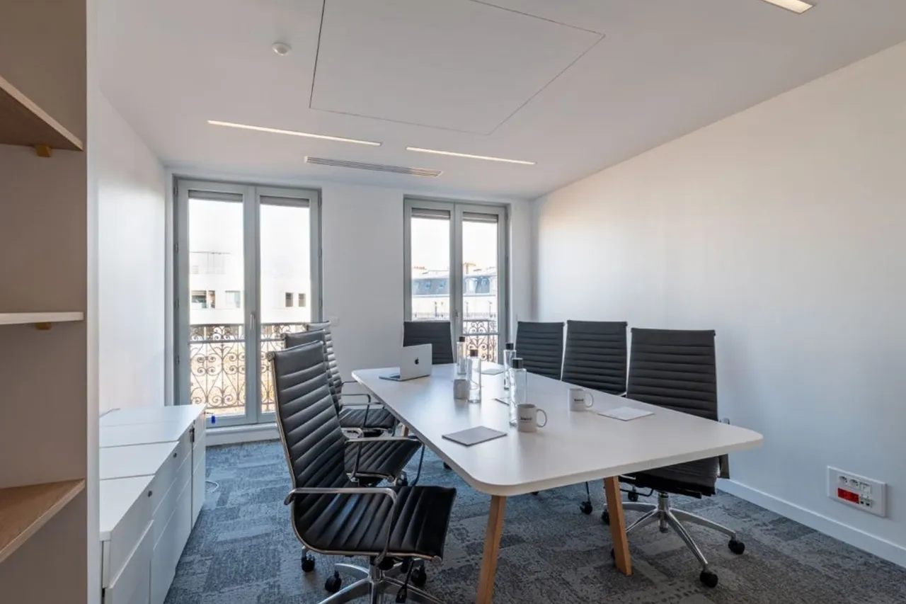 Bureau privé 5 postes à louer - Paris 16e (Marceau) - photo 1