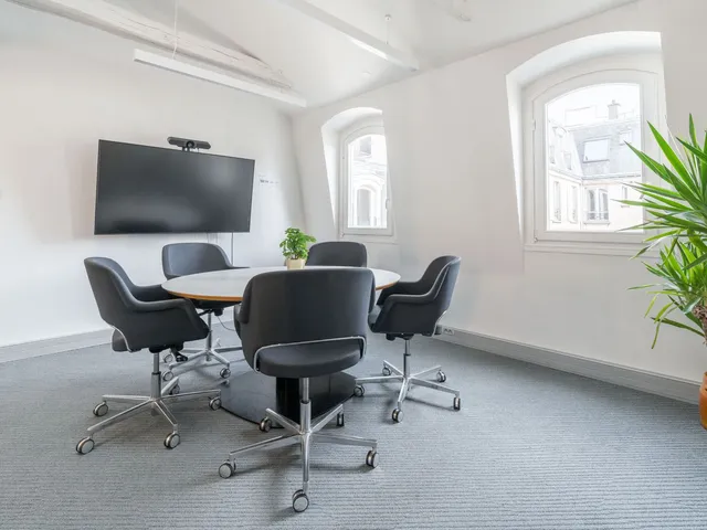 Bureau indépendant 18 postes à louer - Paris 9e (Place de Clichy)