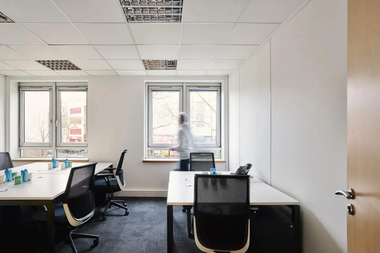 Bureau privé 3 postes à louer - Boulogne Billancourt (Victor Hugo) - photo 1