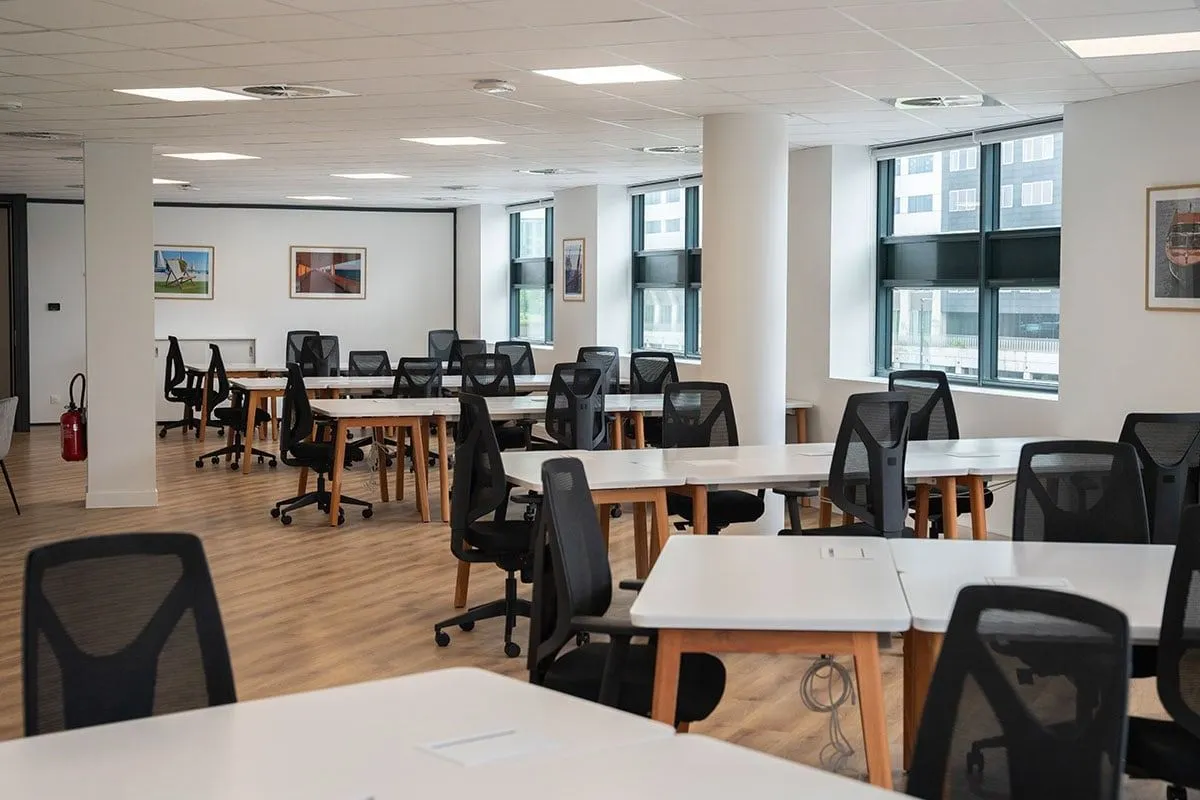 Bureau privé 3 postes à louer - Euralille (Luxembourg) - photo 1