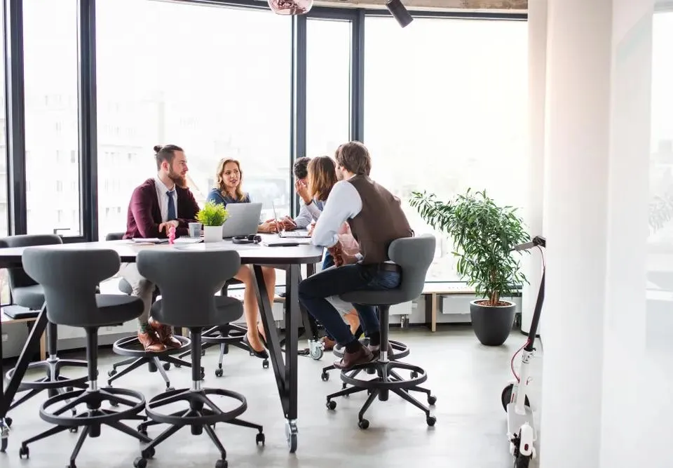 des collaborateurs dans une salle de réunion dans un espace de coworking