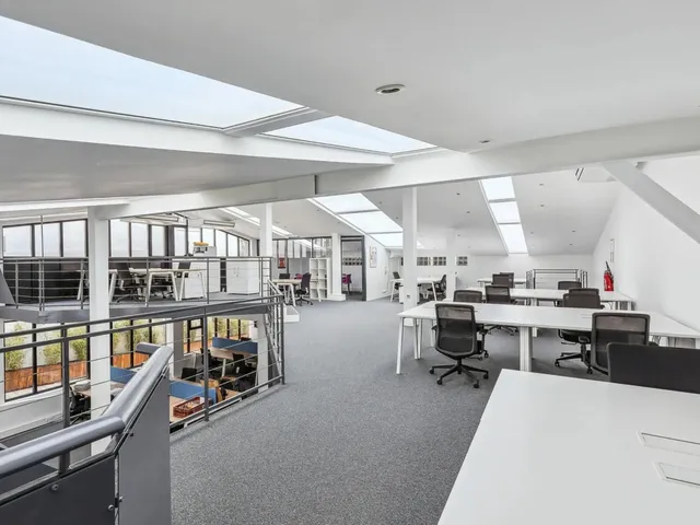 Bureau privé 15 postes à louer - Paris 17e (Dames) - photo 2